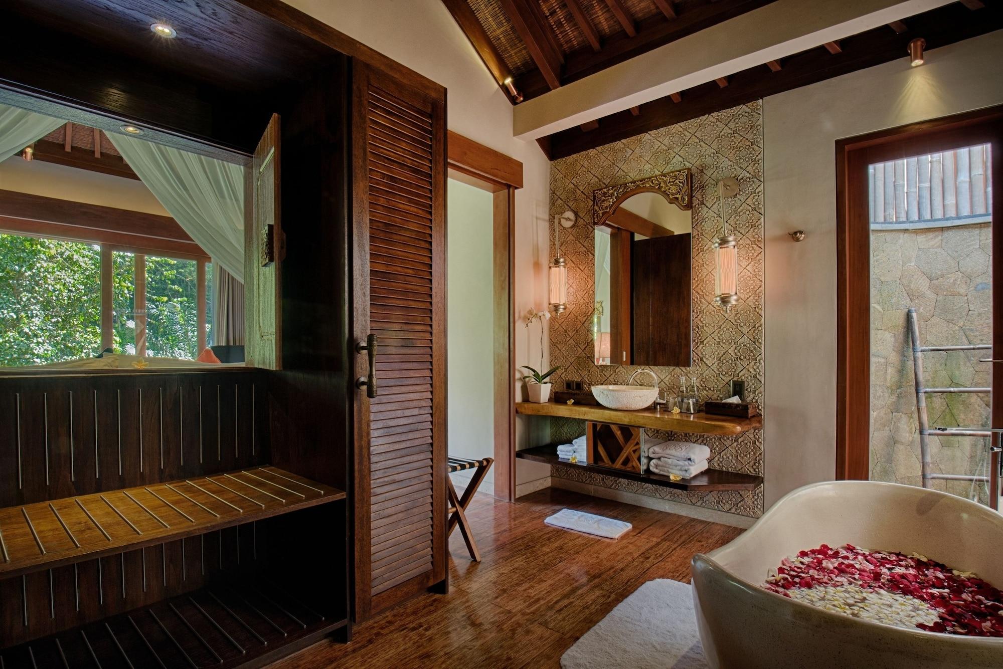 Natya Resort Ubud מראה חיצוני תמונה Bathroom of a villa